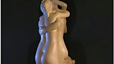 Brünett naine kolmekesi topelt läbitungimisega näo cumshot