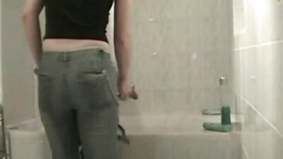 Svetlana Tomsk soolo masturbatsioon vannitoas kiisuga mängides